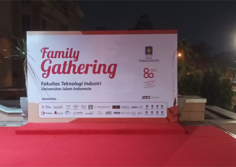 Backdrop Family Gathering UII Jogja