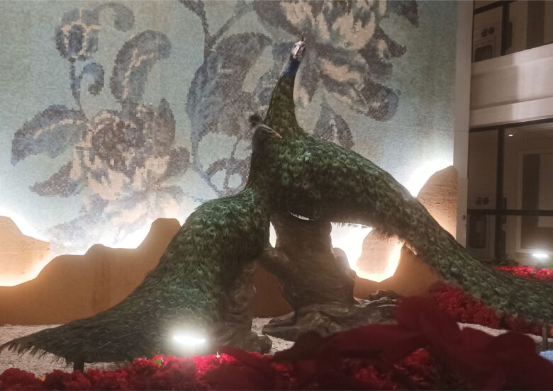 Dekorasi Taman dan Merak Garden Hotel Jogja