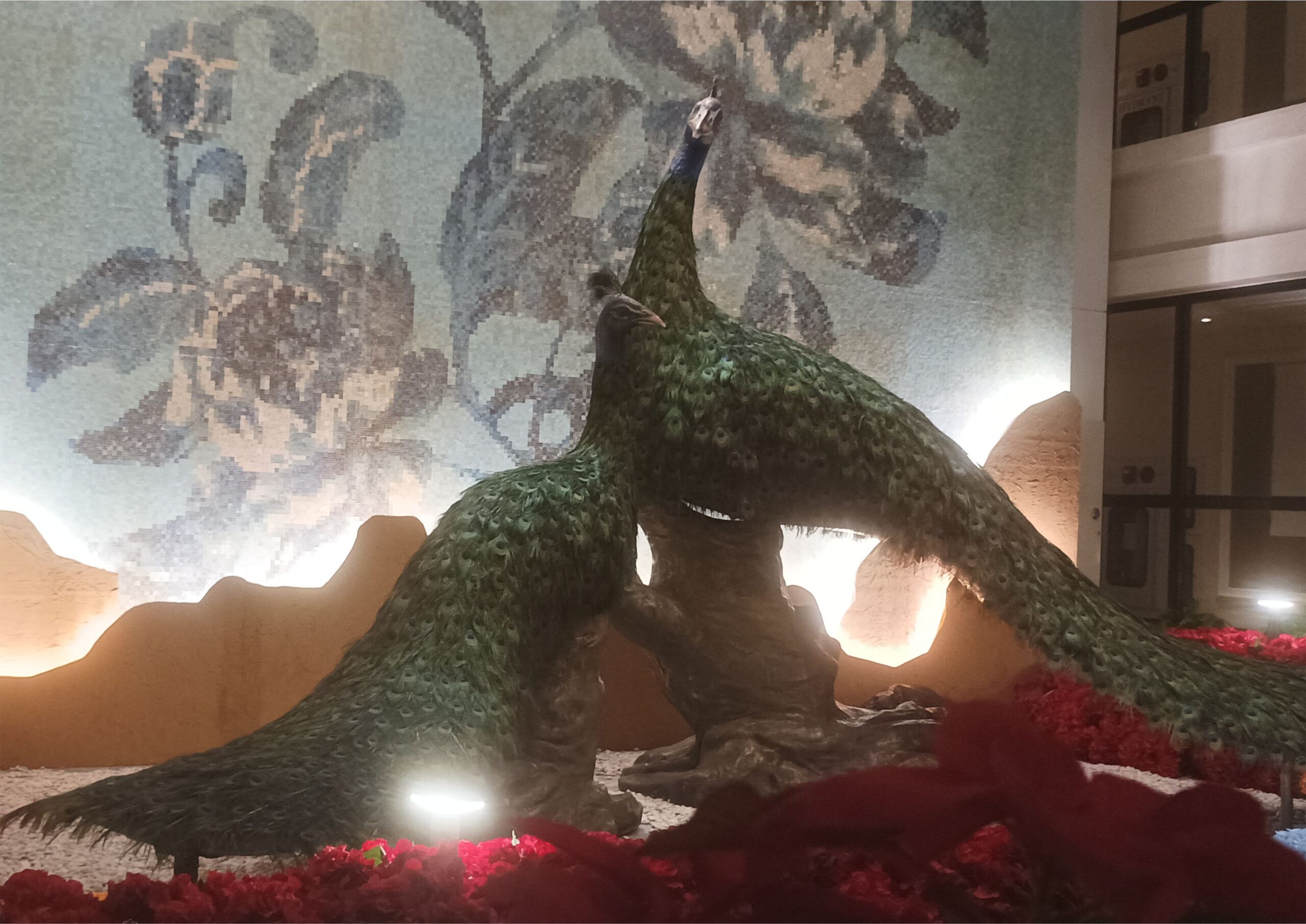 Dekorasi Taman dan Merak Garden Hotel Jogja