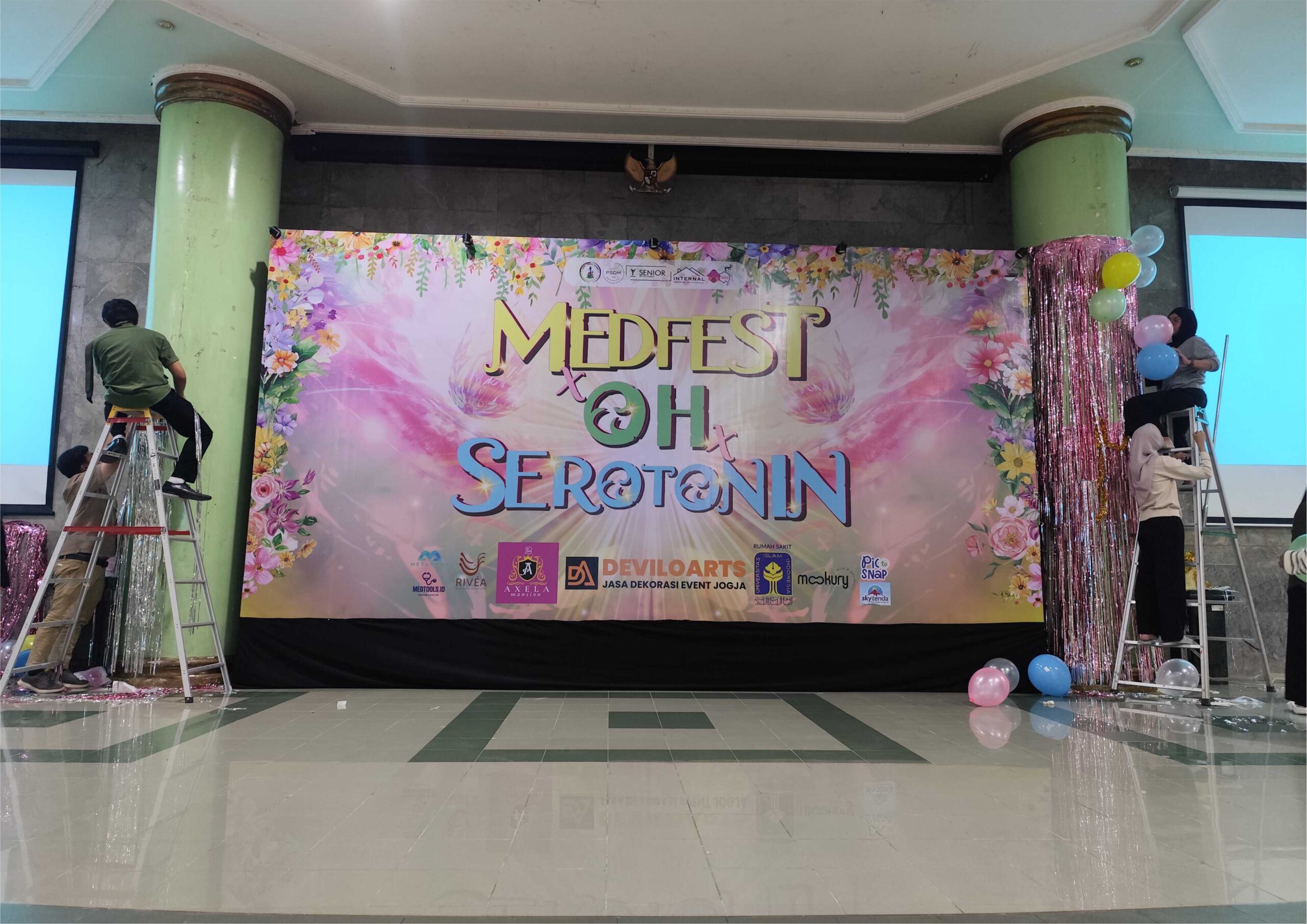 Backdrop dan Gate Event di UII