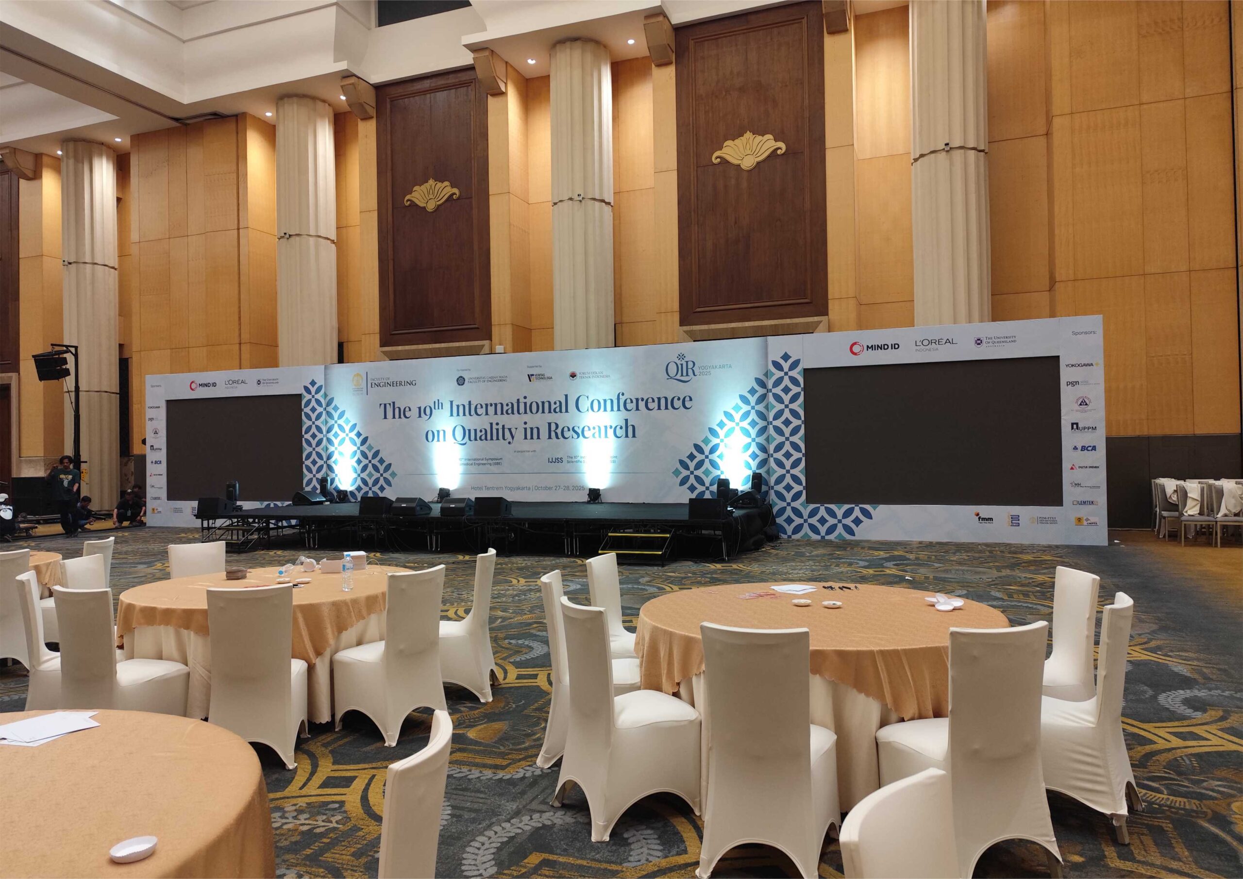 Dekorasi LED Videotron dan Backdrop Event QIR (Quality in Research) International Conference 04